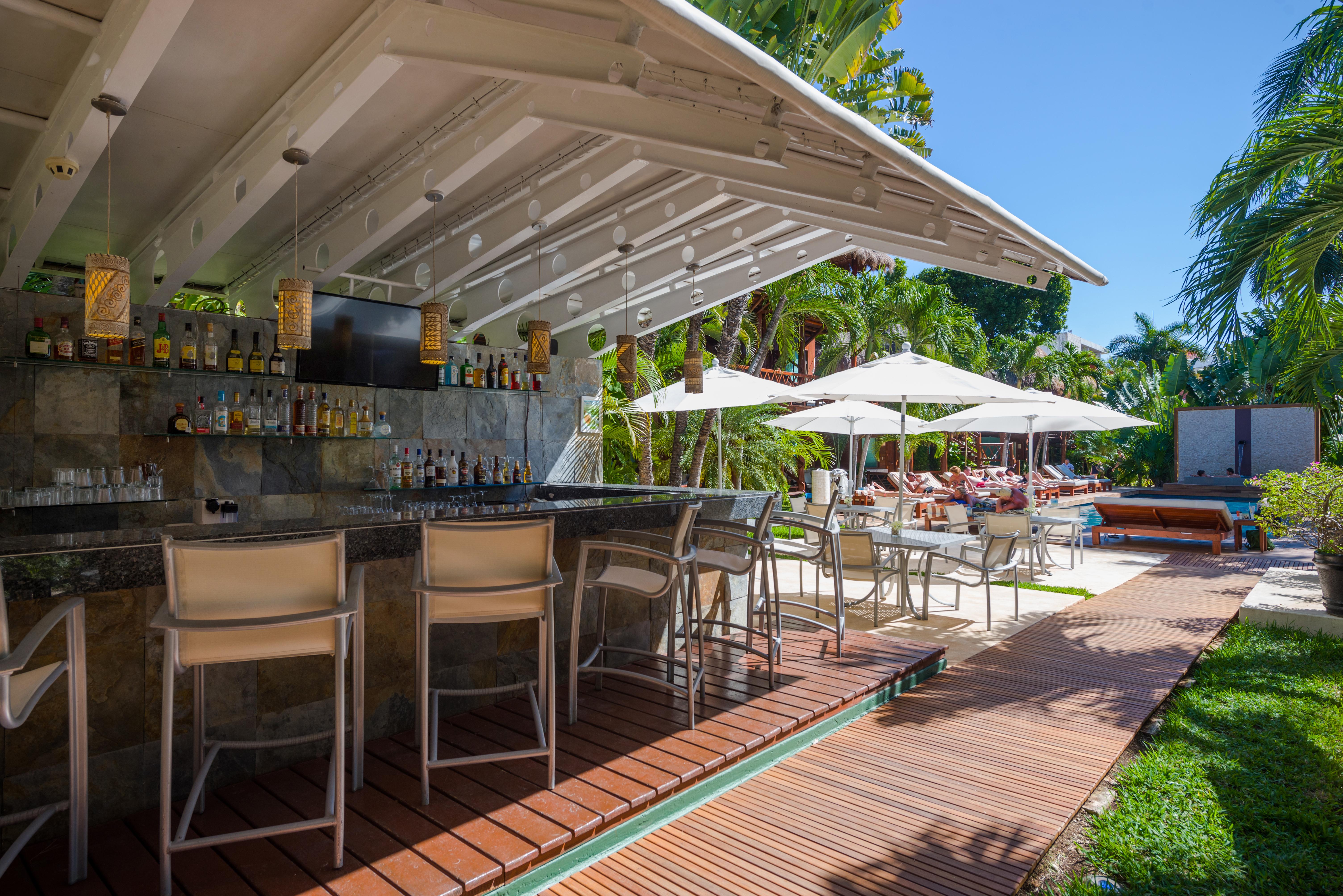 Magic Blue Spa Boutique Hotel Adults Only Playa del Carmen Ngoại thất bức ảnh The pool bar at the Eden Roc Miami Beach