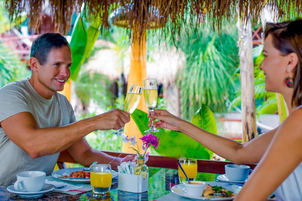 Magic Blue Spa Boutique Hotel Adults Only Playa del Carmen Ngoại thất bức ảnh A couple dining at a restaurant