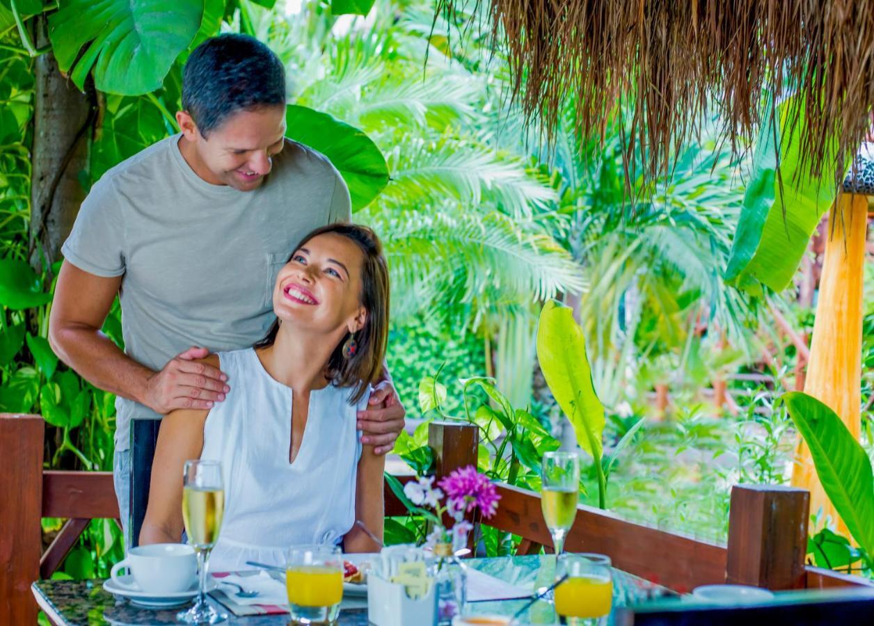 Magic Blue Spa Boutique Hotel Adults Only Playa del Carmen Ngoại thất bức ảnh A couple at a resort