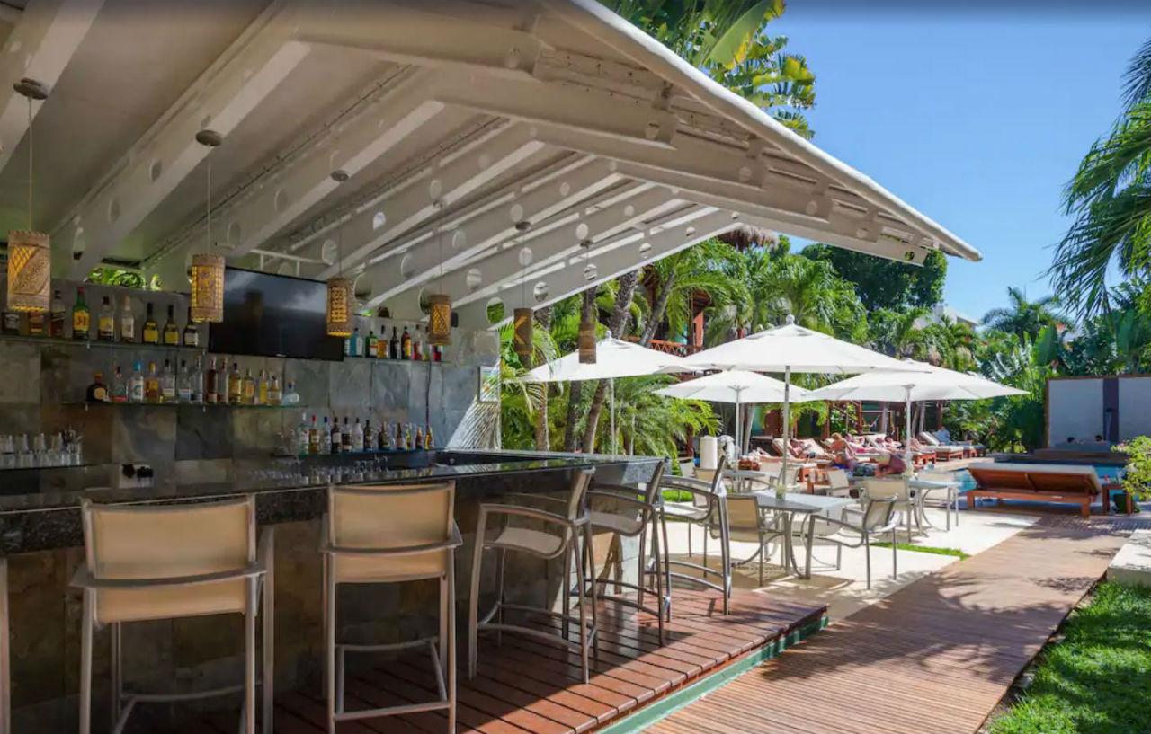 Magic Blue Spa Boutique Hotel Adults Only Playa del Carmen Ngoại thất bức ảnh The pool bar at the hotel
